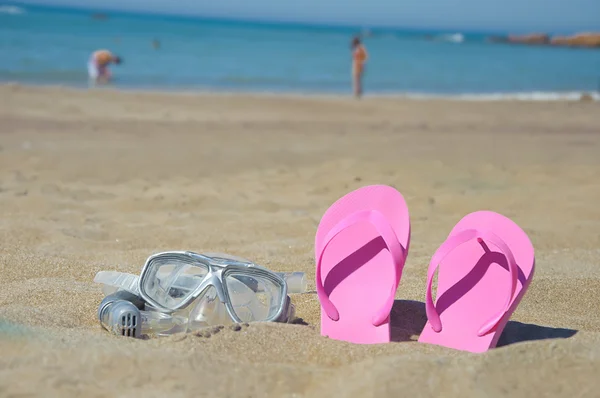海滩上的粉色拖鞋 — 图库照片