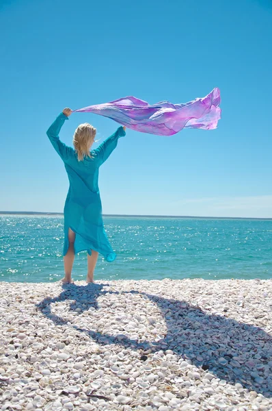 Дівчина на березі моря — стокове фото