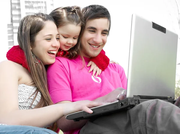 Семья наслаждается ноутбуком на улице — стоковое фото
