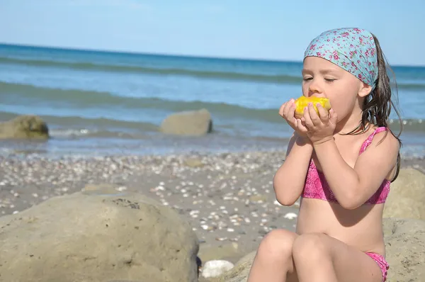 Menina pequena com pêssego na mão — Fotografia de Stock