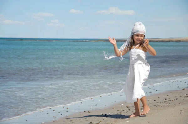 Criança dançando na praia — Fotografia de Stock