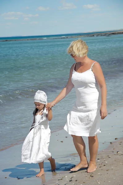 母亲和女儿在海滩上 — 图库照片