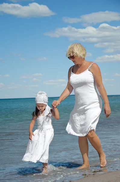 Mother and daughter on beach — Stock Photo, Image