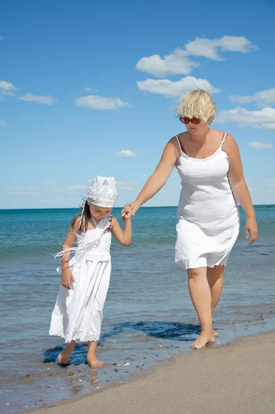 Mother and daughter on beach — Stock Photo, Image