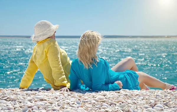 Young girls on the coast — Stock Photo, Image