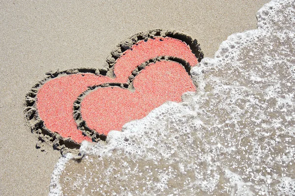 Heart drawn on wet sand — Stock Photo, Image
