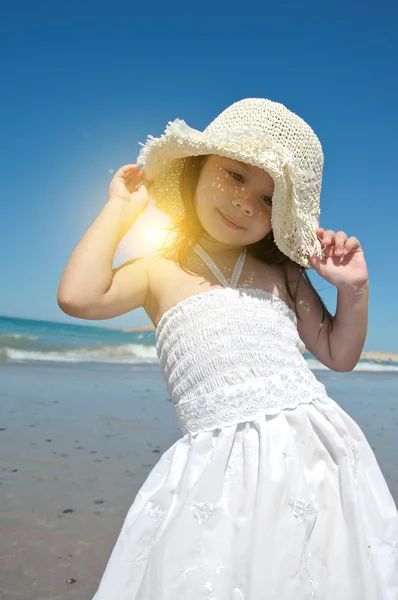 Pieni tyttö rannalla — kuvapankkivalokuva