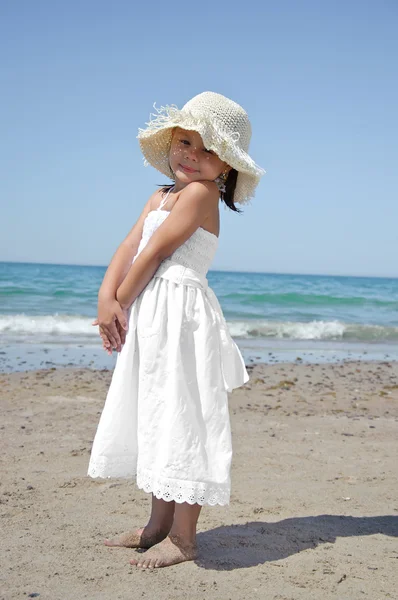 Petite fille sur la plage — Photo