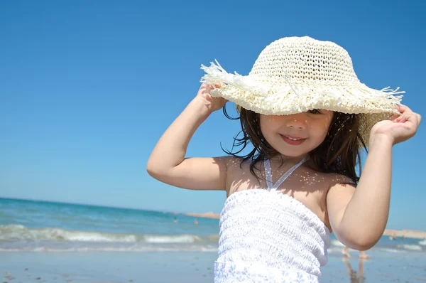 Pieni tyttö rannalla — kuvapankkivalokuva