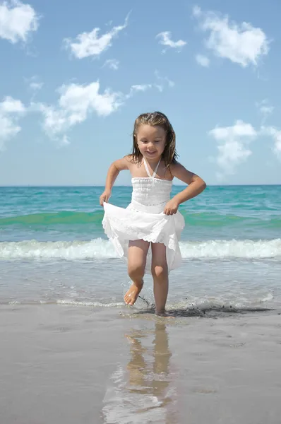 ビーチを走る小さな女の子 — ストック写真