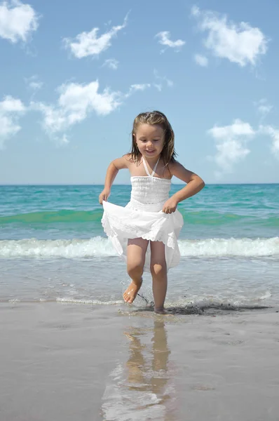 Petite fille courir sur la plage — Photo