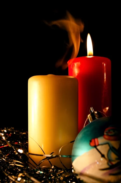 Две свечи и сфера — стоковое фото