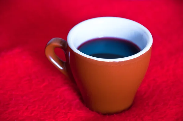 fincan ve kırmızı şarap