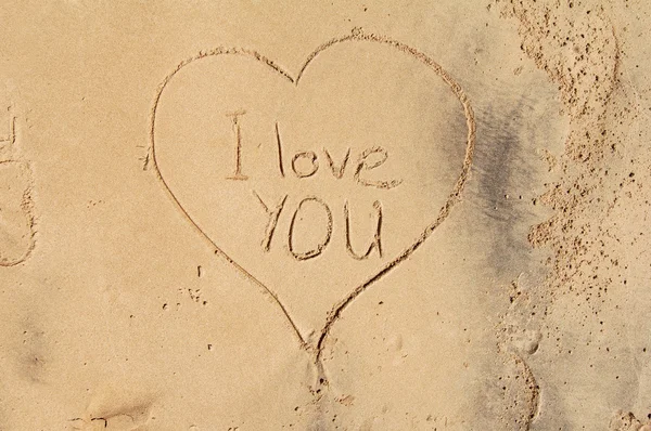 Ich liebe dich, im Sand lizenzfreie Stockbilder