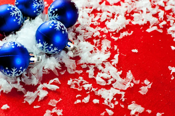 赤の背景に青のクリスマスの装飾 — ストック写真