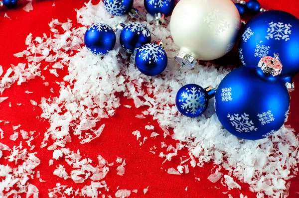 Barevné Vánoční dekorace na červeném pozadí — Stock fotografie
