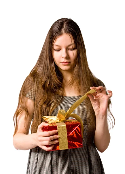 Frau, die Geschenk hält — Stockfoto