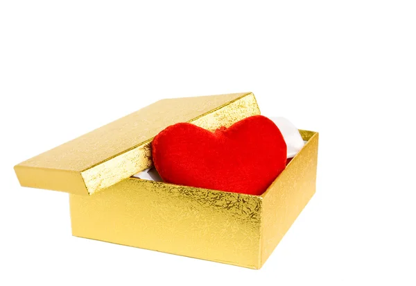 Χρυσό κουτί με κόκκινη καρδιά — Φωτογραφία Αρχείου