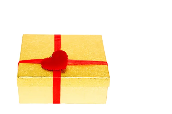 Золотая коробка с красным сердцем — стоковое фото