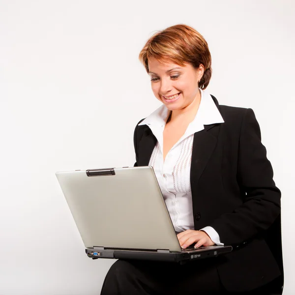 Donna d'affari con computer portatile — Foto Stock
