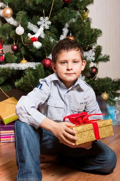 Мальчик возле новогодней елки — стоковое фото
