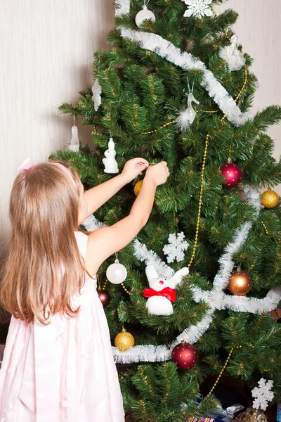 Krásná literatura dívka zdobení vánočního stromu — Stock fotografie