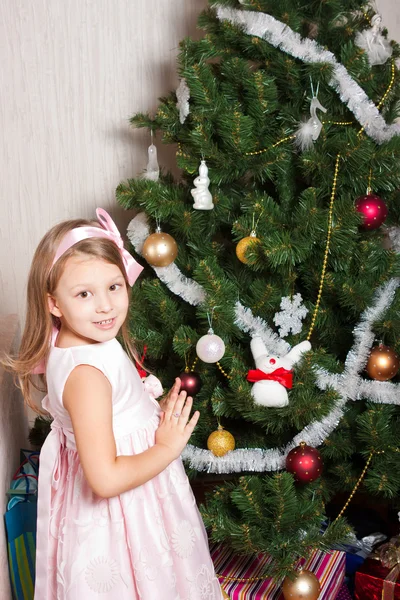 可爱的学龄前女孩装饰圣诞树 — 图库照片