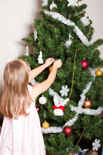 Bella ragazza in età prescolare decorazione albero di Natale Foto Stock Royalty Free