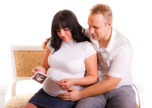 Beautiful young couple looking a sonogram — Stock Photo, Image