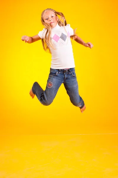 一个快乐的女孩跳转 — 图库照片