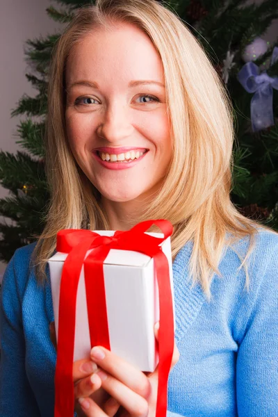 Hermosa mujer con un regalo de Navidad — Foto de Stock