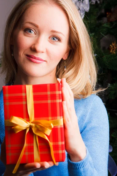 Bella donna con un regalo di Natale — Foto Stock