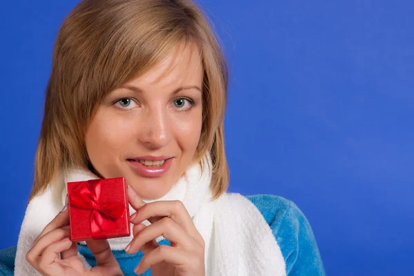 Junge Frau mit einem Geschenk — Stockfoto