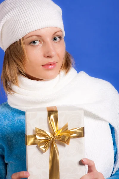 Ung kvinna med en gåva — Stockfoto