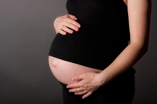 Schöne Schwangere Frau Fleck Auf Grauem Hintergrund — Stockfoto