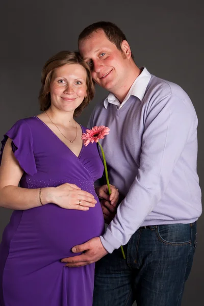 Mulher Grávida Com Flor Seu Marido — Fotografia de Stock