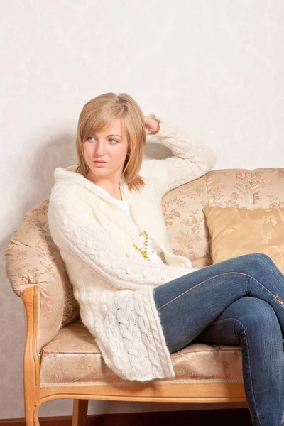Uma Jovem Mulher Senta Sofá Macio — Fotografia de Stock