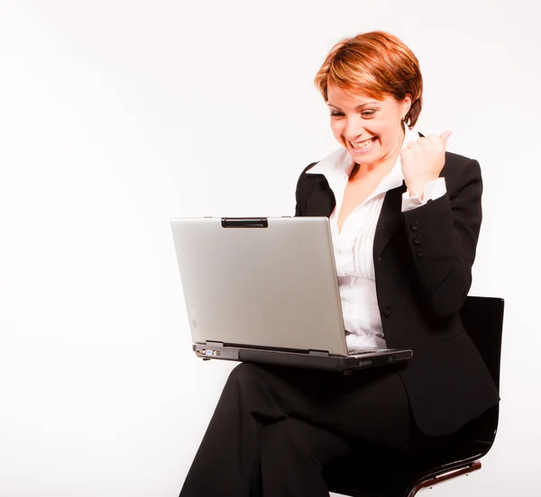 美しいビジネスの女性の椅子に座ってノート パソコンと — ストック写真