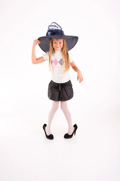 有趣的女孩 在大的帽子和妈妈的鞋子 白色衬底上分离 — 图库照片