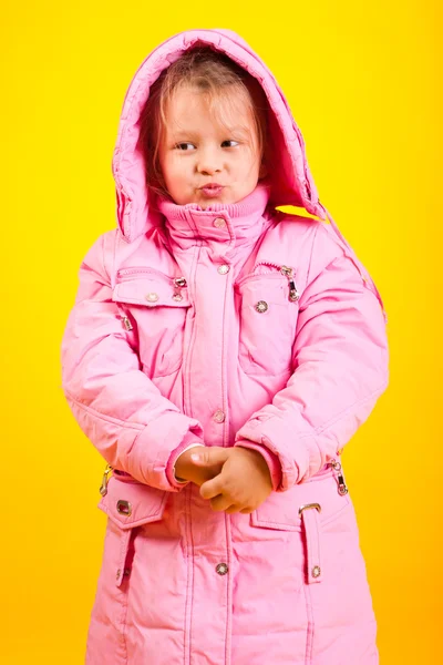 一件大衣的小女孩 — 图库照片