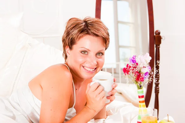 Mujer Hermosa Desayunando Cama Blanca —  Fotos de Stock