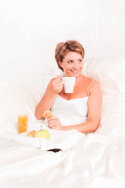 Beyaz Yatakta Kahvaltı Güzel Kadın — Stok fotoğraf