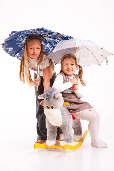 Twee Meisjes Met Paraplu Een Witte Achtergrond — Stockfoto