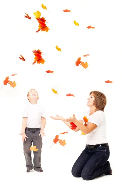 Mère avec un fils avec des feuilles d'automne — Photo