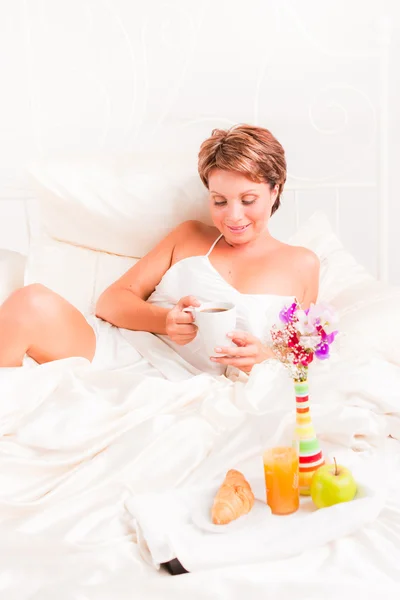 Najpiękniejszą Kobietą Śniadanie Łóżku Biały — Zdjęcie stockowe