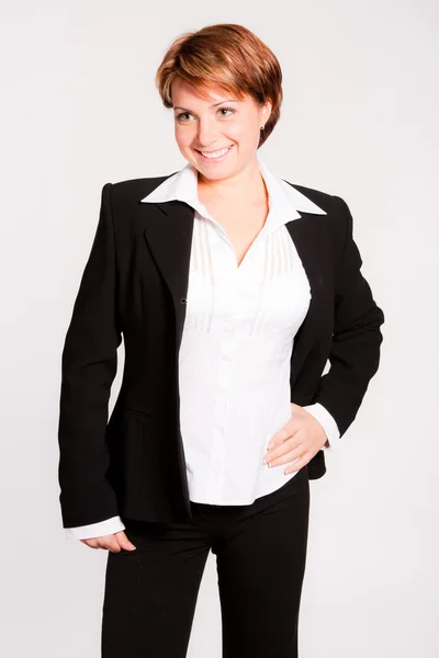 明るい灰色の背景上に立っている美しいビジネス女性 — ストック写真