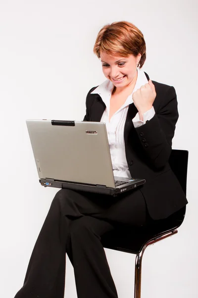 Güzel Bir Kadını Sandalyede Oturan Dizüstü Bilgisayar Ile — Stok fotoğraf