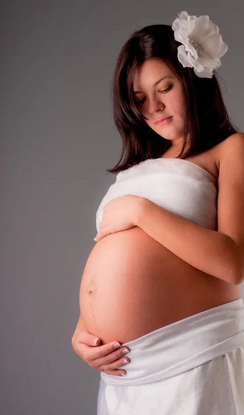 Mooie Zwangere Vrouw Staing Grijze Achtergrond Close — Stockfoto