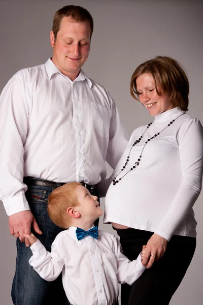 Glückliche Familie mit süßem Jungen erwartet ein weiteres Baby — Stockfoto