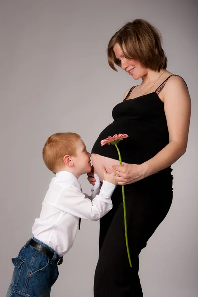 Charmante Werdende Mutter Mit Kleinem Sohn — Stockfoto